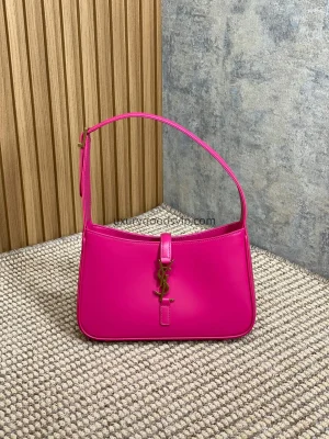 YSL underarm bag has a minimalist appearance.