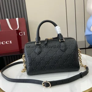 Gucci 💅 shines in the new series