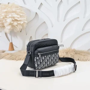 Dior's latest messenger shoulder bag